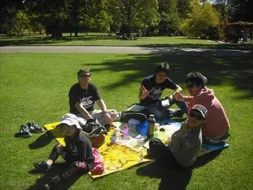 ニュージーランドワーキングホリデーホームステイの詳細はこちら-公園でピクニックランチ ニュージーランドのハグレーパークでワーホリゲスト達とピクニックランチを楽しむホームステイ中の様子