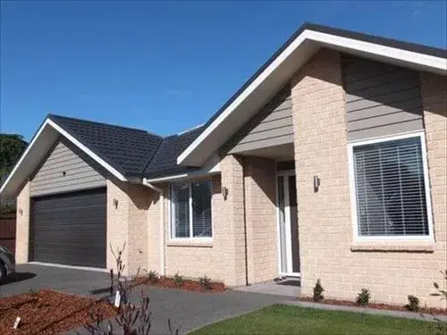 日本語が通じる安心ホームステイの詳細はこちら 日本語サポート付きホームステイを提供する、クライストチャーチのレンガ造りのホスト宅