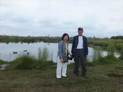 シニアホームステイの詳細はこちら 池でカモが泳ぐ自然豊かなトラビスウェットランドを散策するシニアホームステイのご夫婦