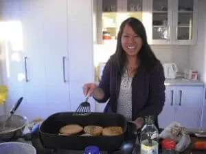 一緒にお料理作り 夕食にホットプレートでお好み焼きを焼くホームステイゲスト